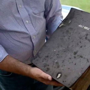 Biblia de 180 años sobrevive a un incendio devastador en iglesia