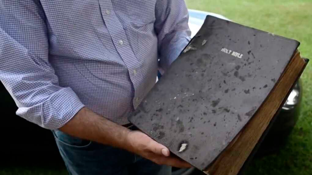 Biblia de 180 años sobrevive a un incendio devastador en iglesia